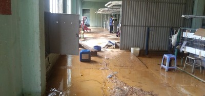 Khu công nghiệp Đà Nẵng ngập bùn sau cơn lũ