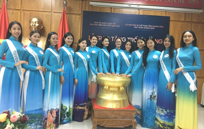 Thí sinh Hoa hậu Biển đảo Việt Nam 2022 tặng trống đồng cho Bảo tàng Quảng Ninh