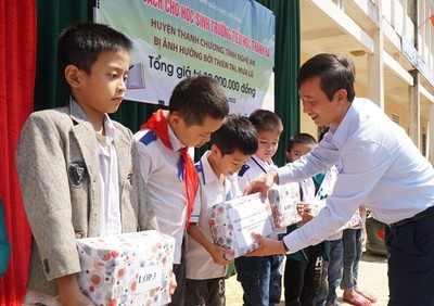 Tặng sách và đồ dùng học tập cho học sinh vùng lũ lụt tỉnh Nghệ An