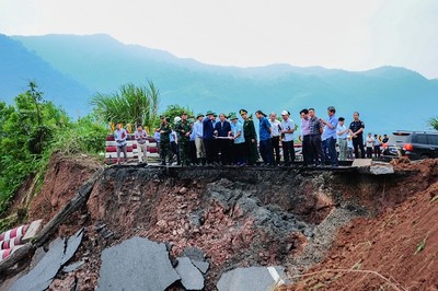 Phó Thủ tướng Lê Văn Thành kiểm tra tình hình sạt lở bờ sông Thạch Hãn, Quảng Trị