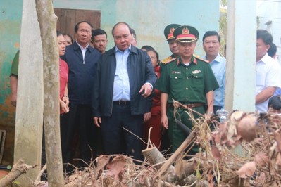 Chủ tịch nước Nguyễn Xuân Phúc thăm người dân vùng ngập lũ ở Đà Nẵng