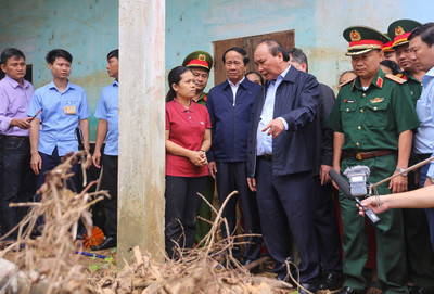 Chủ tịch nước Nguyễn Xuân Phúc thăm người dân Đà Nẵng bị thiệt hại do mưa lũ