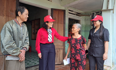 Hội Chữ thập đỏ Việt Nam trao quà cho người dân Đà Nẵng bị thiệt hại do mưa lũ