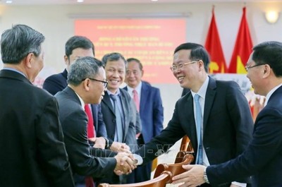 Ông Võ Văn Thưởng gặp gỡ kiều bào và doanh nghiệp Việt Nam tại Campuchia
