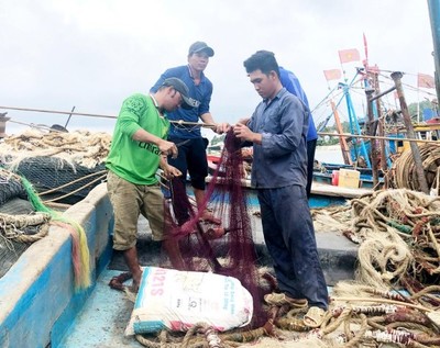 Bến Tre tuyên truyền về chống khai thác hải sản