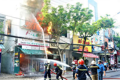 Cửa hàng đồ thể thao cháy ngùn ngụt giữa trung tâm Đà Nẵng