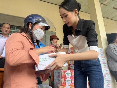 Hoa hậu Bảo Ngọc hỗ trợ người dân khắc phục hậu quả sau cơn bão Sơn Ca tại Đà Nẵng