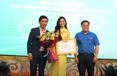 Hoa hậu Nguyễn Thanh Hà được trao bằng khen vì những đóng góp cho quê hương Bến Tre
