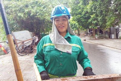 Nữ công nhân môi trường Hải Phòng nhận nhiều bằng khen, giấy khen