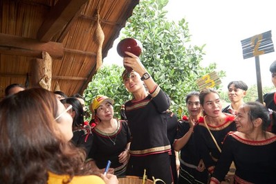 Hoa hậu H'Hen Niê khơi dậy giá trị truyền thống cùng các chị em tại quê hương Ê Đê
