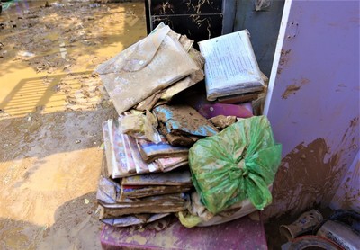 Tặng sách cho học sinh bị ảnh hưởng của mưa lũ lịch sử ở Đà Nẵng