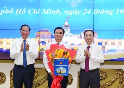 Trao quyết định phê chuẩn Phó Chủ tịch UBND TP.HCM cho ông Bùi Xuân Cường