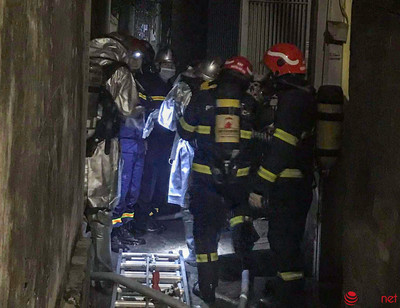 Giải cứu 11 người mắc kẹt trong đám cháy ngôi nhà 6 tầng tại quận Cầu Giấy