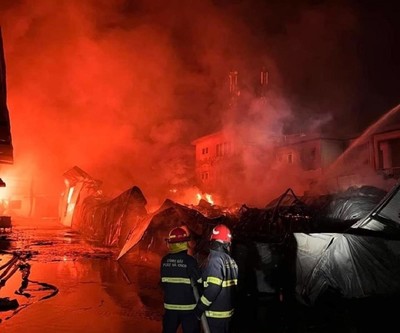 Hà Nội: Kho xưởng chứa đệm mút bất ngờ bùng cháy dữ dội trong đêm