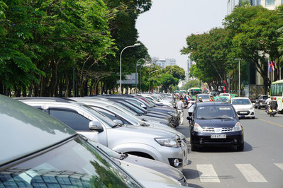 TP.HCM: Đề xuất thu phí đỗ xe ô tô dưới lòng đường qua thẻ ETC