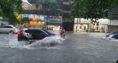 “Bắt bệnh” ngập nước ở các đô thị lớn - Bài 4: Đổ tiền đầu tư như… nước, Hà Nội, TP.HCM vẫn ngập