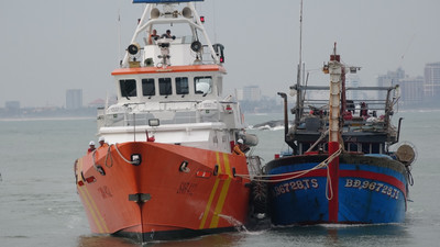 Vượt sóng dữ đưa 13 ngư dân gặp nạn trên biển vào bờ an toàn