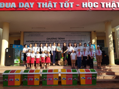 Quảng Ninh: Hướng dẫn và trao tặng thùng phân loại rác cho các trường học