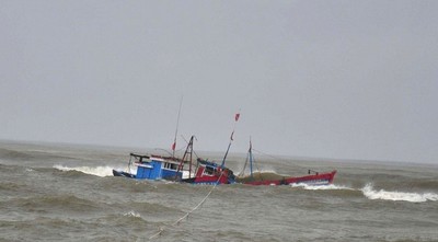 Phú Yên: Thuyền cá bị sóng biển đánh chìm, 1 ngư dân mất tích