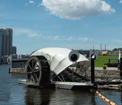 Panama phát minh thiết bị dọn rác trôi nổi trên sông