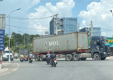 Từ 5/11, xe container bị cấm chạy vào 2 tuyến đường trung tâm TP.HCM