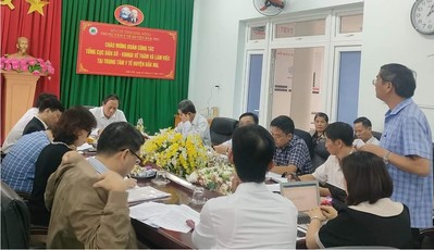 Tổng Cục Dân số- KHHGĐ làm việc tại TTYT huyện Đắk Mil