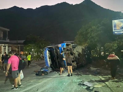 Tai nạn giao thông liên hoàn ở Hòa Bình khiến 40 người nước ngoài bị thương