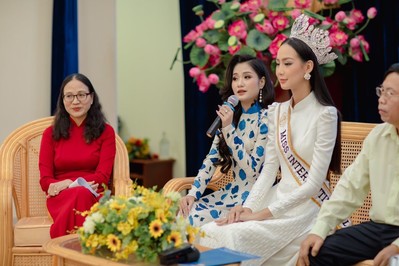 Hoa hậu Nguyễn Thanh Hà tặng nhiều món qùa cây xanh cho cuộc sống