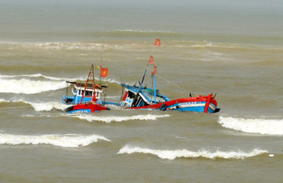 Quảng Ngãi: Tàu cá bị sóng biển đánh chìm, khiến 2 thuyền viên mất tích