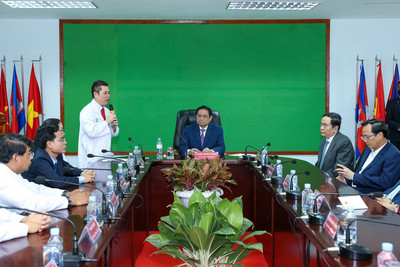 Thủ tướng Phạm Minh Chính đến thăm Bệnh viện Chợ Rẫy - Phnom Penh tại thủ đô Phnom Penh.