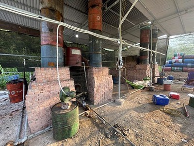 Nghệ An: Phát hiện cơ sở tái chế hàng chục tấn dầu nhớt