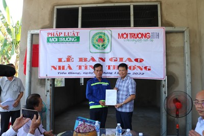 Tạp chí Môi trường và Đô thị Việt Nam trao nhà tình thương tại Tiền Giang