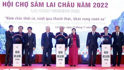 Chủ tịch nước Nguyễn Xuân Phúc tham dự Hội chợ sâm Lai Châu 2022