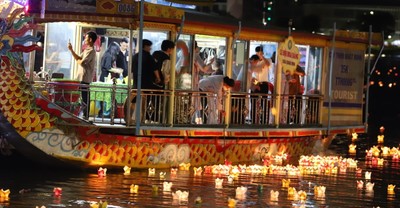 Thừa Thiên – Huế: Quản lý hoạt động du lịch thả đèn hoa đăng trên sông Hương