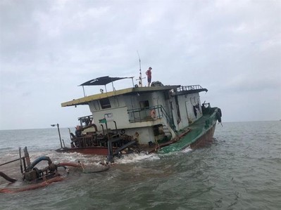 Tàu vận tải bị chìm trên biển Cát Bà, cứu nạn thành công 5 thuyền viên