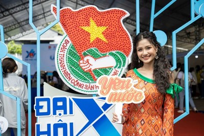 Hoa hậu Môi trường Nguyễn Thanh Hà nhận Giải thưởng của TP.HCM vì Trái Tim Nhân Ái