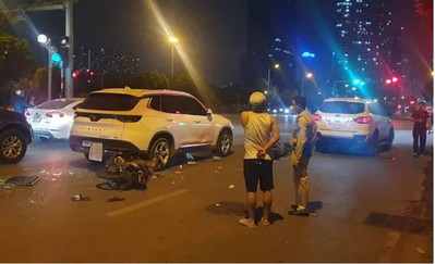 Hà Nội: Ôtô tông hàng loạt xe máy đang dừng chờ đèn đỏ trên đường Dương Đình Nghệ