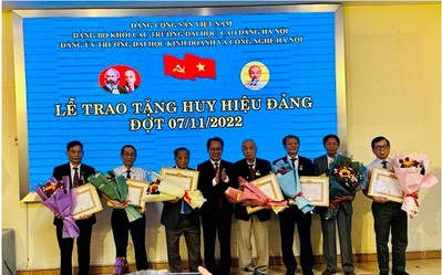 Trao tặng huy hiệu Đảng cho Đảng viên trường Đại học Kinh doanh và Công nghệ Hà Nội