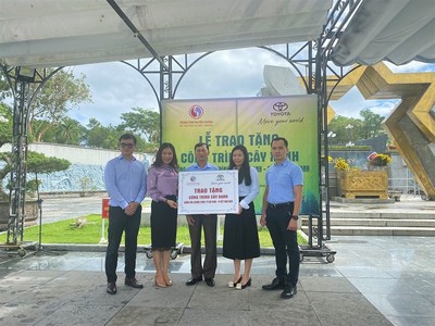 Toyota Việt Nam trao tặng cây xanh tại Nghĩa trang liệt sĩ Quốc gia Đường 9