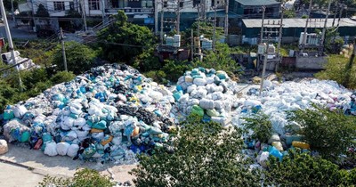 Ngôi làng tái chế lớn nhất Việt Nam, "tỷ phú" nhập rác quốc tế về làm giàu