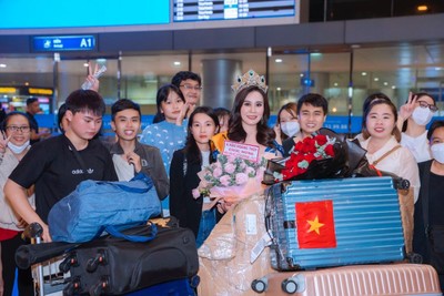Tân Mrs Grand International 2022 Phan Kim Oanh lộng lẫy ngày trở về