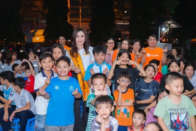 Hoa hậu Phan Kim Oanh nặng tình cùng trẻ em làng SOS