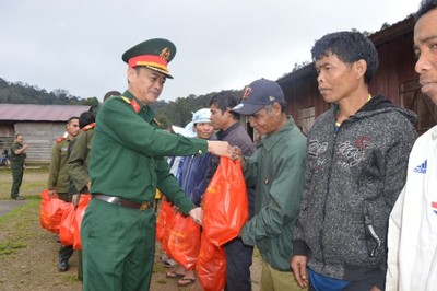 Quảng Nam tặng 200 suất quà và khám bệnh, phát thuốc miễn phí cho người dân Lào