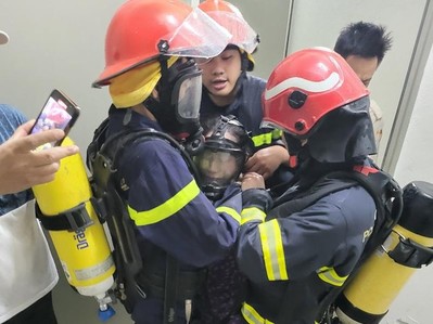 Kịp thời giải cứu 2 cư dân thoát khỏi vụ hỏa hoạn tại chung cư ở Hà Nội