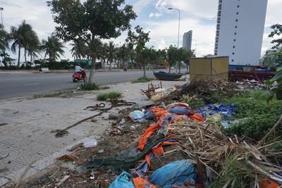 Rác thải, xà bần bủa vây tuyến đường ven biển Đà Nẵng