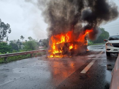 Xe khách bốc cháy dữ dội trên cao tốc Pháp Vân - Cầu Giẽ