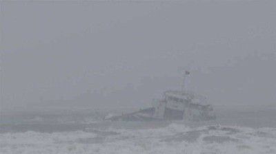 Bình Thuận: Cứu 8 ngư dân bị tàu hàng đâm chìm trên biển