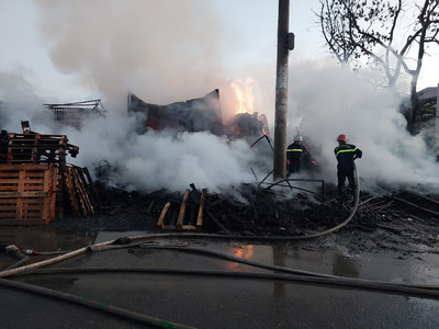 Cháy lớn tại xưởng gỗ lan sang gara ô tô khiến 6 người mắc kẹt bên trong