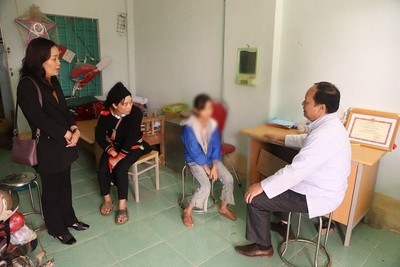 Điều tra nguyên nhân khiến 18 học sinh ngất tập thể tại Cao Bằng