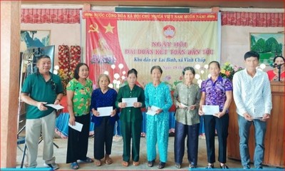 Vĩnh Linh -Quảng Trị: Tặng quà cho hộ nghèo, khó khăn xã Vĩnh Chấp